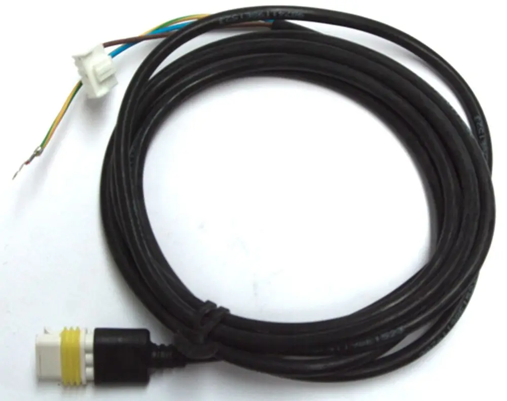 Kabelbaum mit mehreren Drähten und Steckern, geeignet für Daikin-Geräte. Der Kabelbaum hat einen schwarzen Mantel und endet mit einem Stecker, der in elektrische Anschlüsse integriert wird.